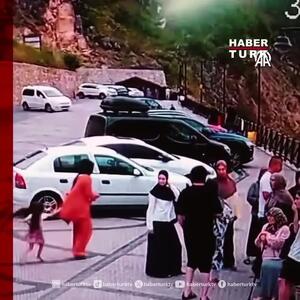ببینید| سقوط خونین خودروی سواری حین پارک به داخل دره