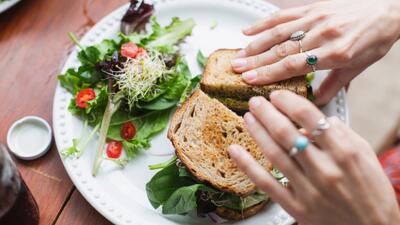 چطور یک ساندویچ سالم و مغذی درست کنیم؟