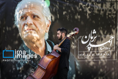بدرقه پیکر زنده‌یاد «احمد پژمان» در مقابل تالار وحدت/ هنرمندی که علاقه وافری به ایران داشت