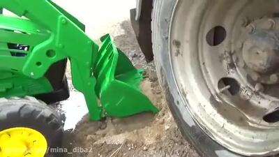 تفریح و سرگرمی کودکانه با ماشین بازی بیل مکانیکی و تراکتور سبز