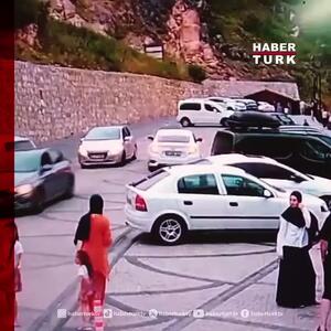 سقوط خونین خودروی سواری حین پارک به داخل دره مقابل چشم مردم!