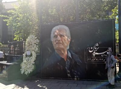 پیکر احمد پژمان از مقابل تالار وحدت بدرقه شد