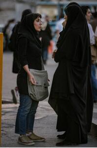 عکس: تذکر مامور گشت ارشاد به پوشش یک زن در سال ۱۳۸۵