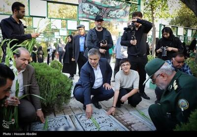 گلباران قبور مطهر شهدا در اراک به مناسبت هفته دفاع مقدس- عکس صفحه استان تسنیم | Tasnim