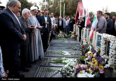اولین سالروز شهادت شهید حسن نصرالله و شهید نیلفروشان در گلستان شهدای اصفهان- عکس صفحه استان تسنیم | Tasnim