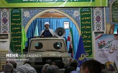 حضور یک روحانی با خودرو جنگی در نماز جمعه +تصاویر
