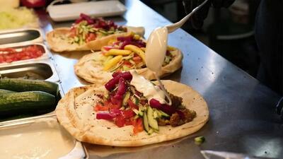 طرز تهیه فلافل و حمص لبنانی در خیابان‌های استانبول (فیلم)
