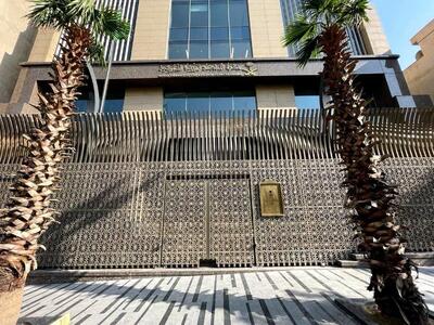 این زن از دیوار سفارت جدید عربستان بالا رفت