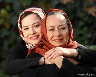 تاریخ وبگردی | نگاهی به ژست صمیمی «مهری و کیمیا» در پشت صحنه سریال کیمیا؛ سال 94