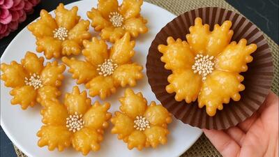 طرز تهیه دسر خمیری به شکل گل برای مهمانی ها !