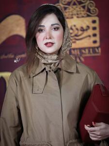عکس/ تیپ پاییزی و شیک روشنک گرامی با رنگ سال | اقتصاد24