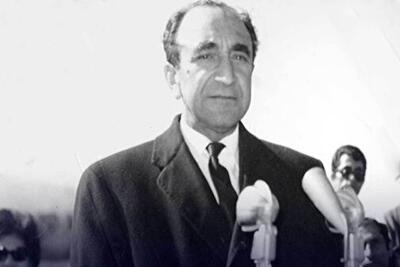 یادداشت‌های علم، جمعه ۱ دی ۱۳۵۱: عراق با کمپانی‌ها صحبت میکند که ببیند بعد از ملی کردن منابع نفتی کرکوک، [باید] چه خاکی بر سر خود بریزد