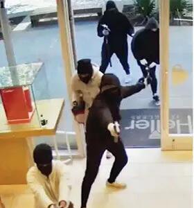 حمله 25سارق به جواهرفروشی