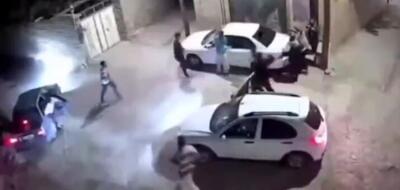 اولین تصاویر از اوباش با پابند و دستبند + ویدئو | تصاویر دوربین مداربسته از وحشی گری دسته‌جمعی اراذل زرندیه | شیشه های خردشده خودرو شهروندان