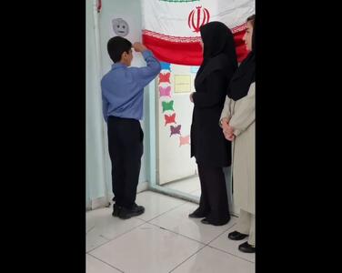ادای احترام جالب دانش آموزان پسر به معلم خانم | ویدئو