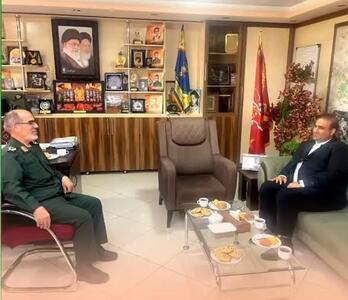 دیدار مدیرعامل سازمان منطقه آزاد ارس با فرمانده سپاه عاشورا و فرمانده قرارگاه منطقه ای عاشورا بمناسبت هفته دفاع مقدس