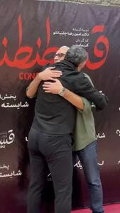 بوسیدن دست بیژن بنفشه‌خواه توسط پژمان جمشیدی