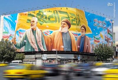 عکس/ پرچم‌داران مقاومت برروی دیوارنگاره میدان انقلاب تهران