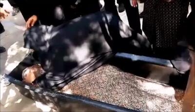 تسلیت به الهام چرخنده؛ تصویر دردناک بازیگر معروف در لحظات عزاداری بر سر مزار پدرش زیر باران غم