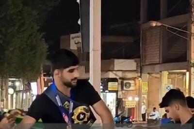 آواز محلی؛ مردم دزفول چه استقبال پر از ازدحامی از سردار سعید اسماعیلی کردن پدر غش کرد