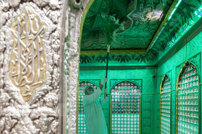غبارروبی مضجع مطهر امام رضا(ع)