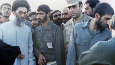 تصویر کمتر دیده‌ شده از حضور رهبر انقلاب در جمع نیروهای صنعت موشکی سپاه