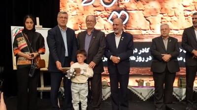 قدردانی از کودکی که بازمانده حمله به خانه تهرانچی بود / ببینید چطور خانواده‌اش را از دست داد (فیلم)
