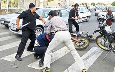 لحظه زمین‌گیر شدن شرور قمه‌کش توسط پلیس
