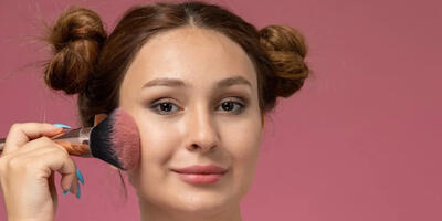 بیشتر بدرخشید: بهترین روش رژگونه زدن برای فرم صورت شما - چی بپوشم