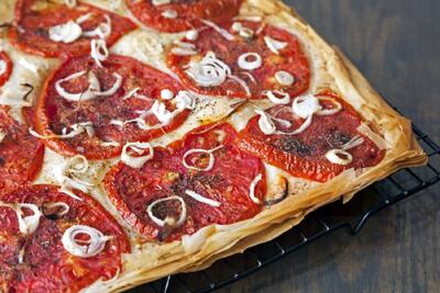 طرز تهیه پیتزا فیلوی گوجه فرنگی؛ ساده و خوشمزه