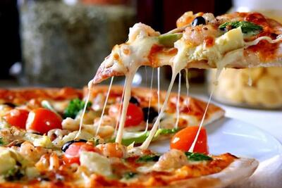 طرز تهیه پیتزا چیلی تند و خوشمزه: انفجار طعم و هیجان در هر لقمه!