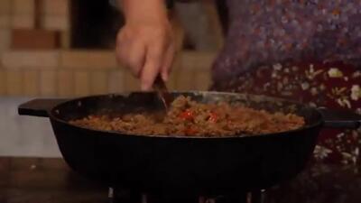 دلمه بادمجان گوشت و پنیر؛ غذای جذاب روستایی آذربایجان + فیلم