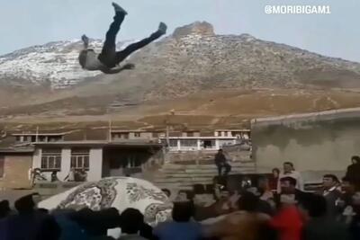 آواز محلی؛ برادرای عروس از دوماد زهرچشم میگیرن با پتو پرت میکنن هوا عزارائیلو ماچ کنه