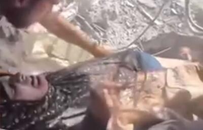 نجات یک زن فلسطینی، با بارداری نه ماهه از زیر آوار خانه اش