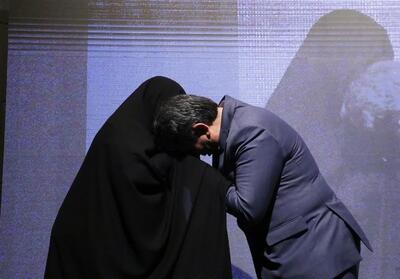 دیدار غیرمنتظره استاندار کرمان با مادر در همایش مادران شهدا- فیلم فیلم استان تسنیم | Tasnim