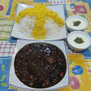 تایم ناهار..خوشمزه ایی که هیچوقت دل رو نمیزنه ..قورمه سبزی با پلو زعفرانی😋😋🍁🤍🍁نوش نگاه زیبا پسندتون 🌱🌺🌱