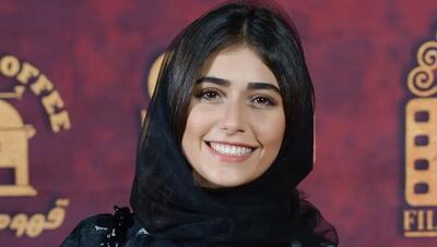 لبخند نیک آفرید سماواتی، بازیگر، در نهمین جشن عکاسان سینما (عکس)