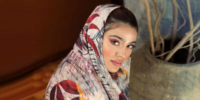 چطور با روسری ابریشم استایل پاییزی خود را متفاوت کنیم؟ - چی بپوشم