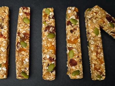 بمب انرژی سالم بدون شکر و آرد میان وعده عالی برای مدارس و ورزشکارها طرز تهیه گرانولا بار رژیمی
