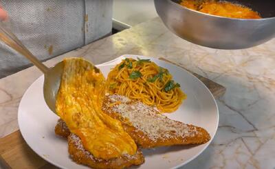 طرز تهیه چیکن پارمزان پرفروشترین غذای رستورانهای ایتالیایی / فیلم