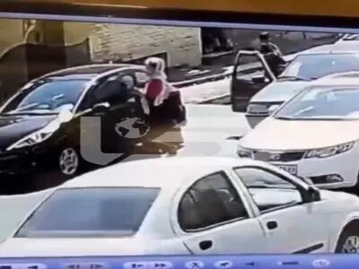 لحظه سرقت وحشیانه گردنبند زن جوان در بلوار فردوس تهران+فیلم