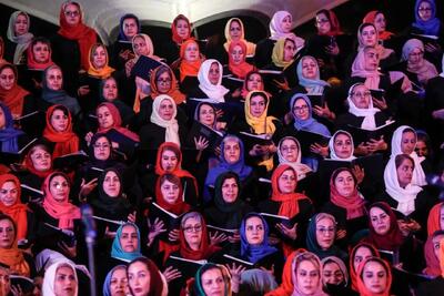 تصاویر؛ : ۷۰۰ بانوی هنرمند در «کُر مادران تهران» هم‌نوایی کردند