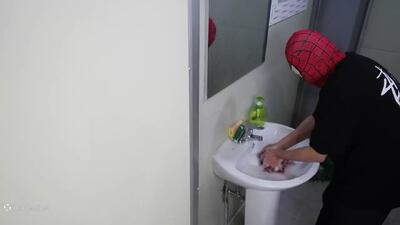 کمدی خنده دار مرد عنکبوتی | مشکلات اسپایدرمن در دستشویی