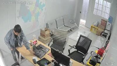 فیلم غافلگیری مرد هنگام روشن کردن سیگار در محل کار