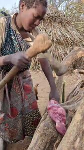 فیلم صحنه دیدنی کوبیدن گوشت با تبر توسط زن هذابه ای