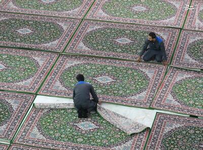 تعویض فرش‌های حرم امام حسین(ع)