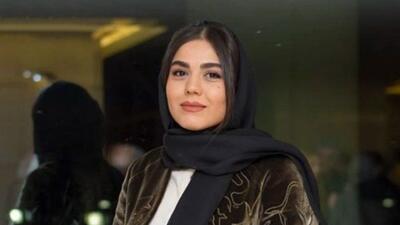 عکس آنلاین | عکس جذاب آزاده زارعی، بازیگر سریال آوای باران با برج ساعت لندن سال ۱۴۰۴