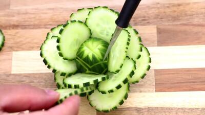 به همین راحتی با خیار گل رز و قوهای زیبا درست کن !