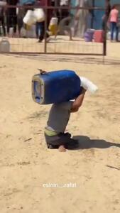 دستانی کوچک، پایی معلول و بار بزرگ تشنگی بر دوش؛ این داستان کودکان غزه است + فیلم