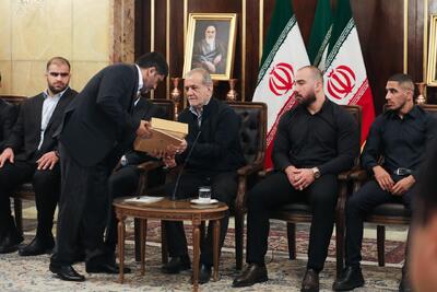 پزشکیان خطاب به قهرمانان کشتی: ثابت کردید که برای برتری ایران می‌جنگید و به سرزمین‌تان وفادارید - ایران ویو 24